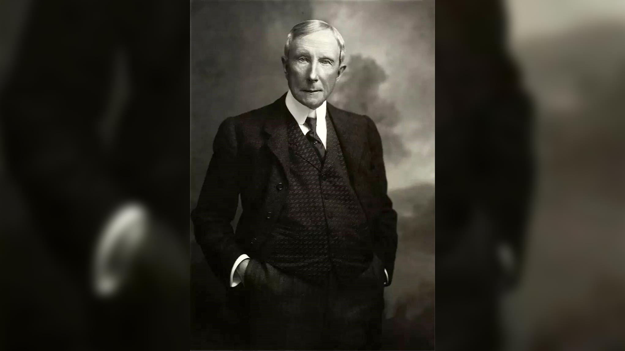 Investor Zone - ⬇️ Lee la descripción ⬇️ . ¿Conoces a John D. Rockefeller?  🤔 . Este es un personaje muy conocido dentro del mundo de los negocios y  de las inversiones