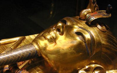 Pegan la famosa máscara de Tutankamón con pegamento industrial